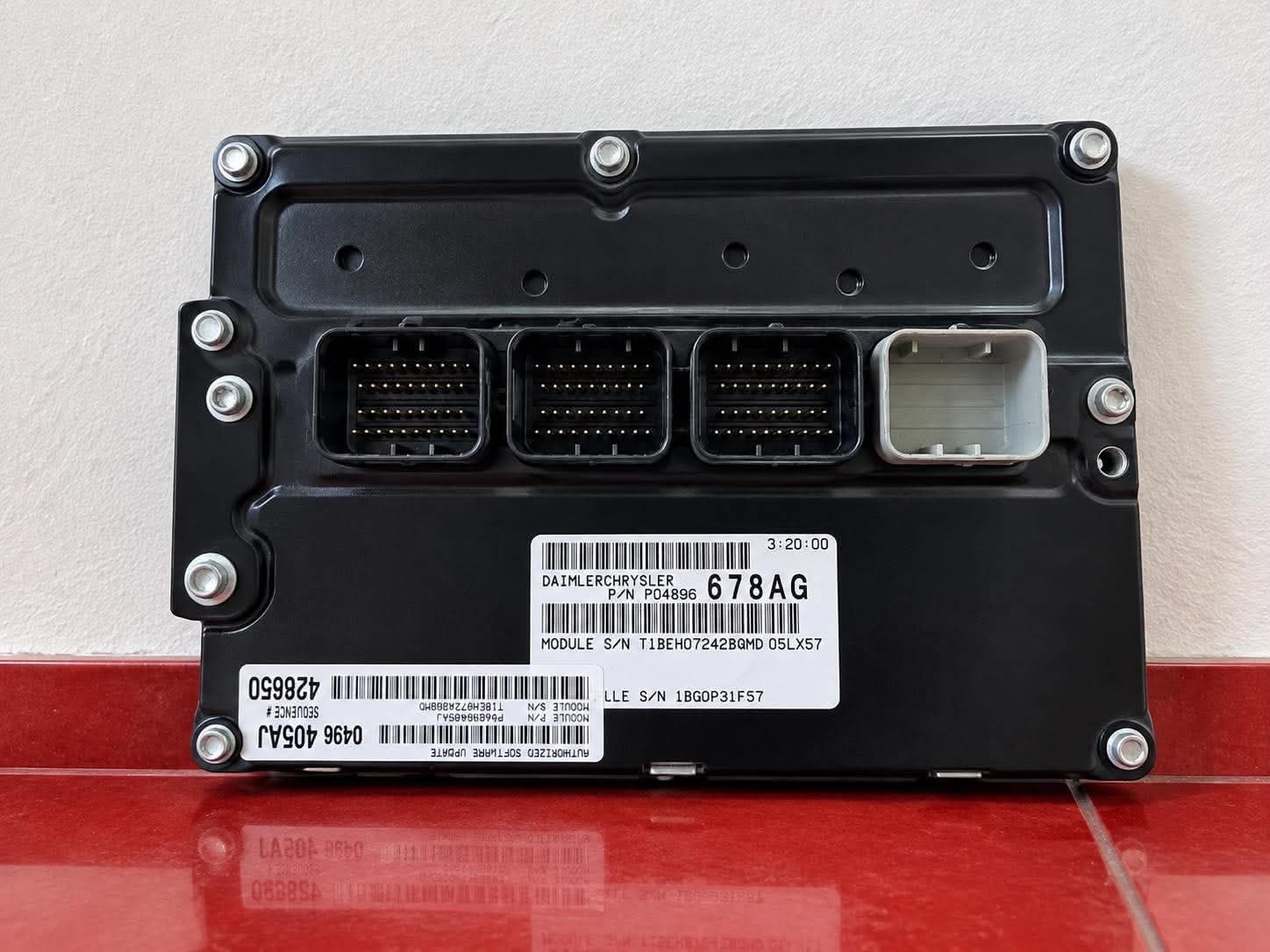 Unidad de control electrónico del motor (ECU / ECM / PCM) fabricada por DaimlerChrysler