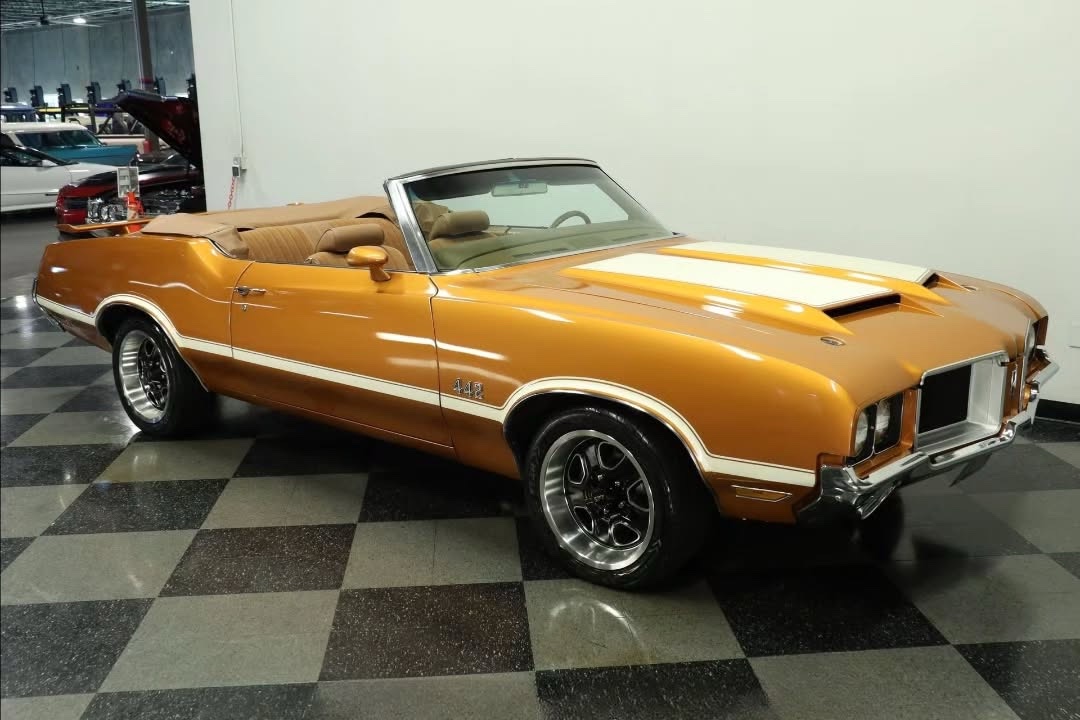 1972 Oldsmobile Cutlass 442 convertible with a matching 455 BIG BLOCK V8 Engine - Image 3